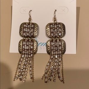 very pretty gold and pearl earring!